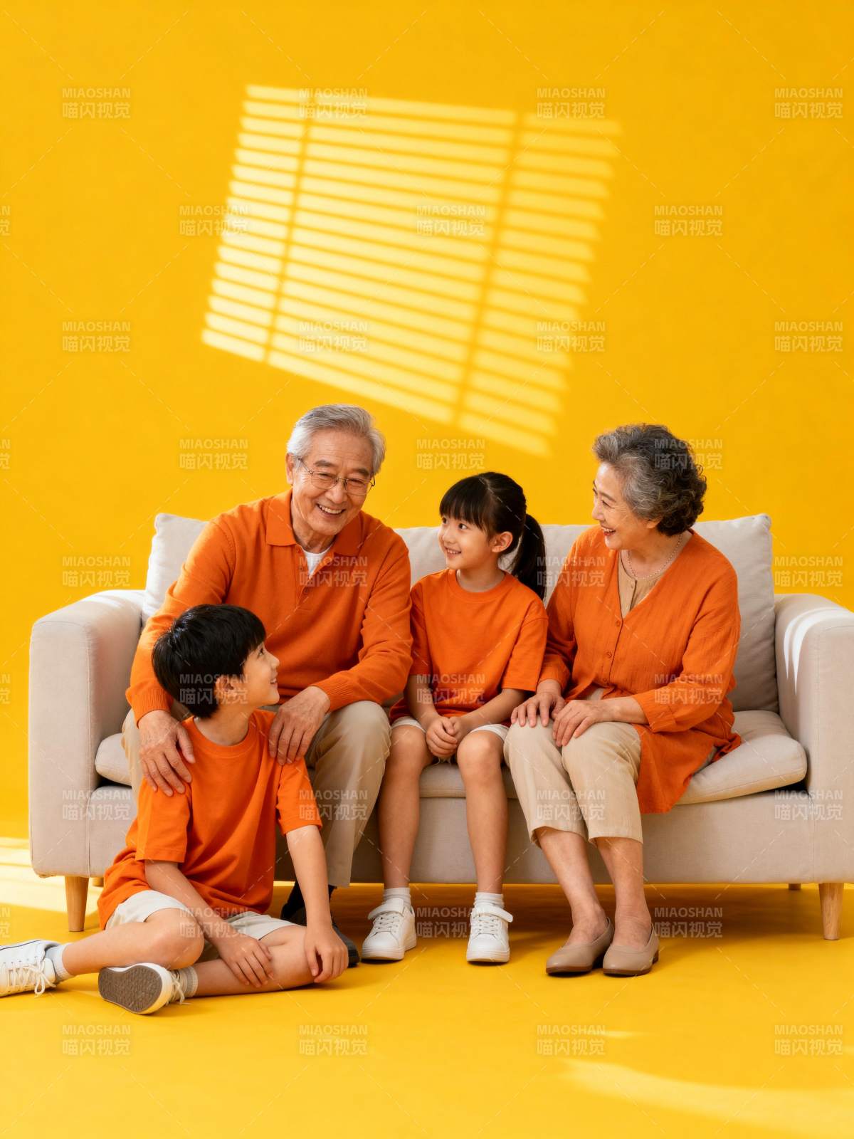 温馨一家四口合影图片