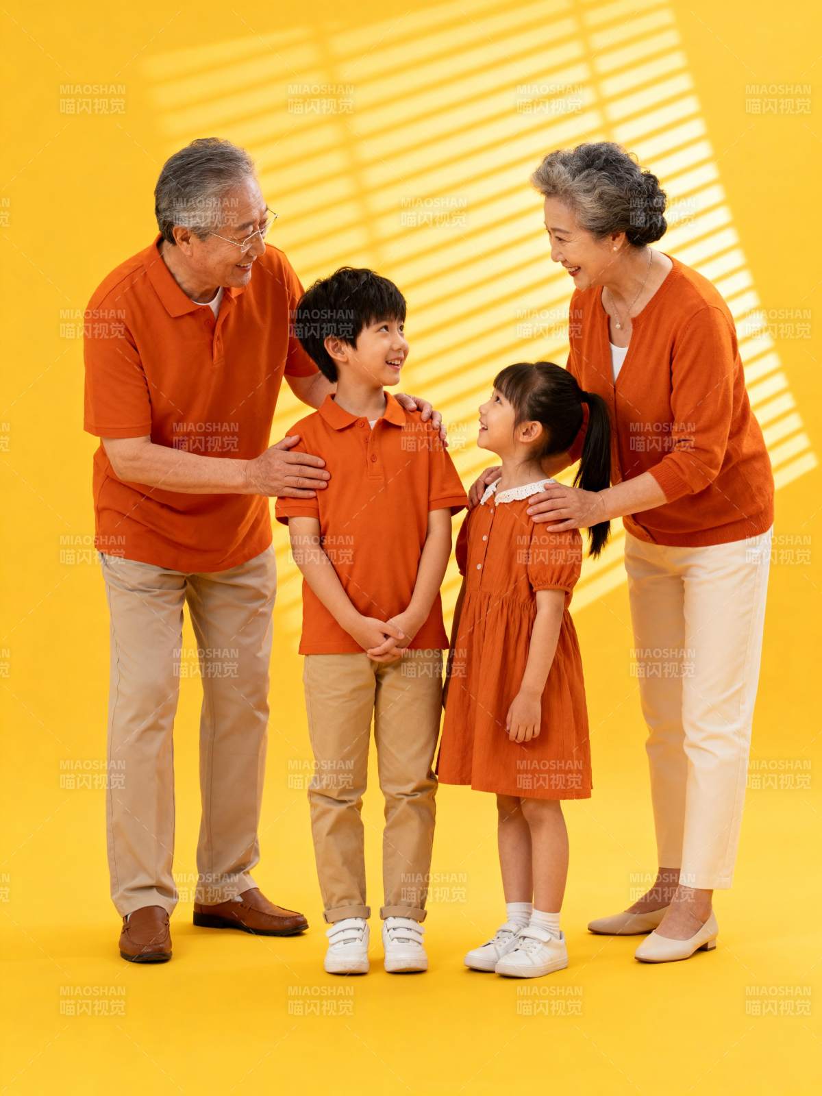 温馨祖孙四人照图片