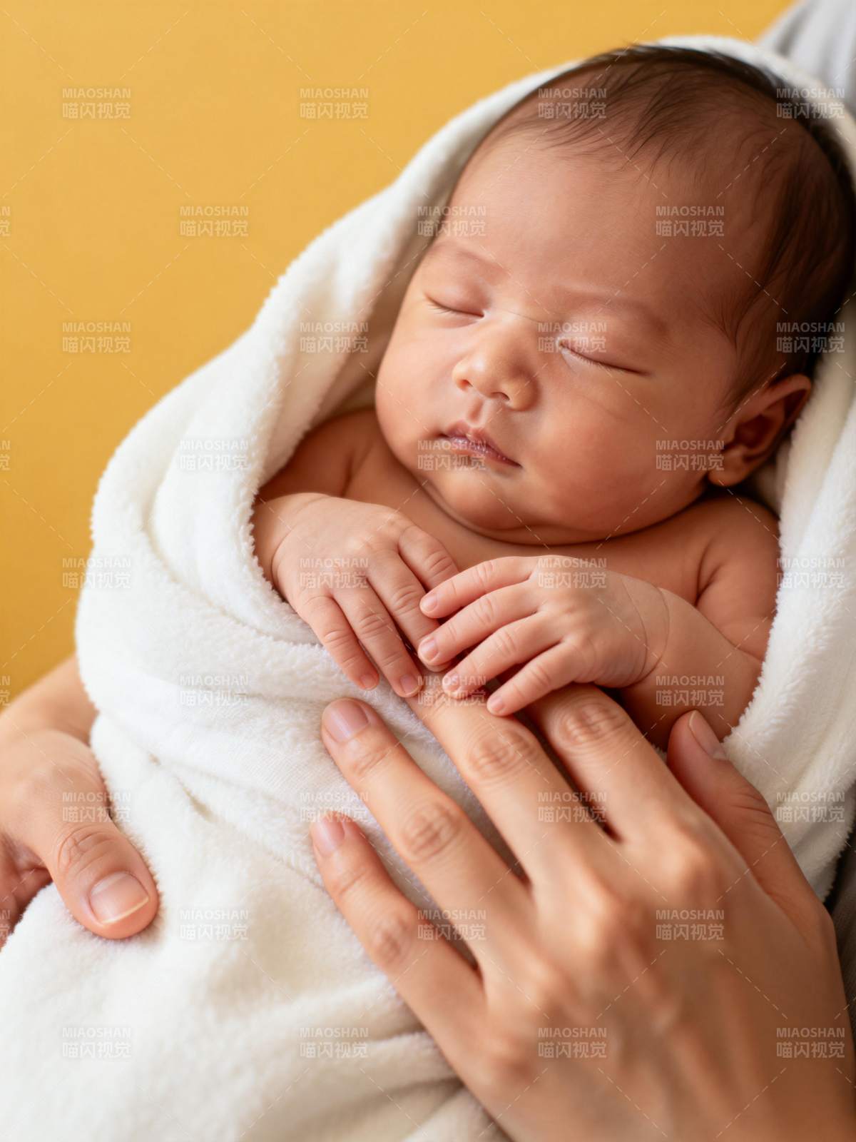 婴儿安睡 母爱守护图片