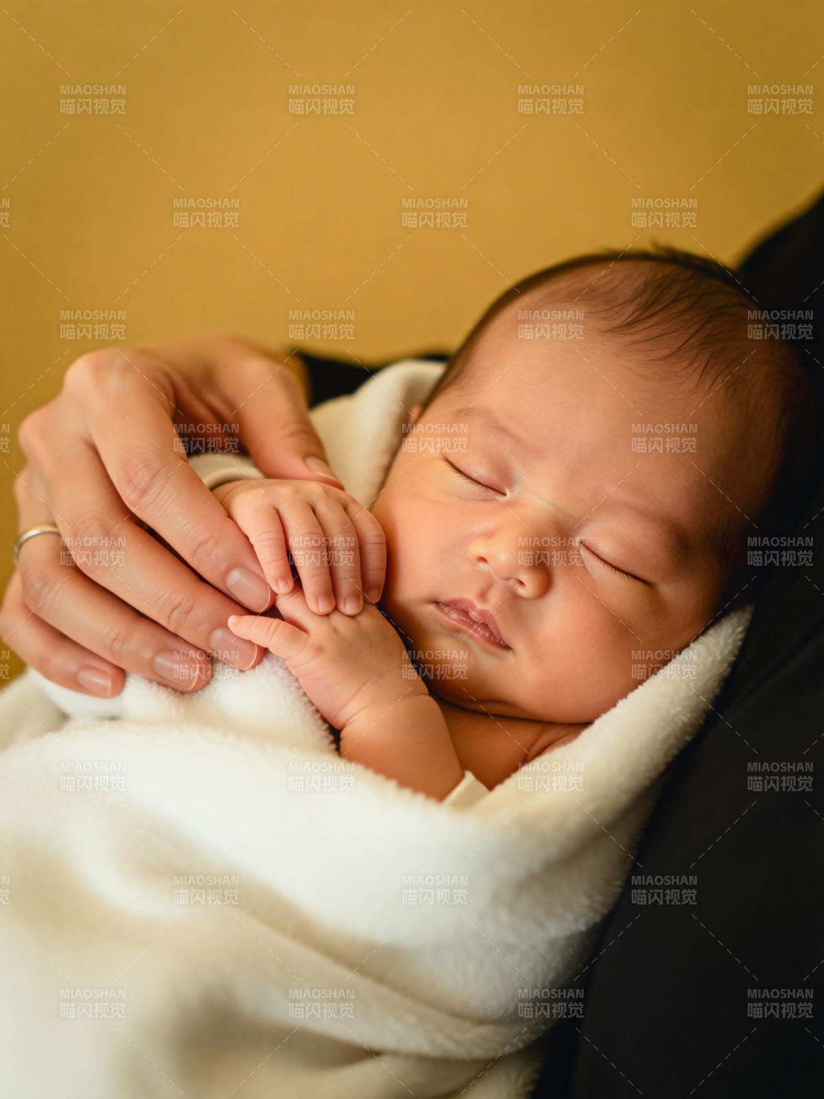 新生婴儿安睡中图片