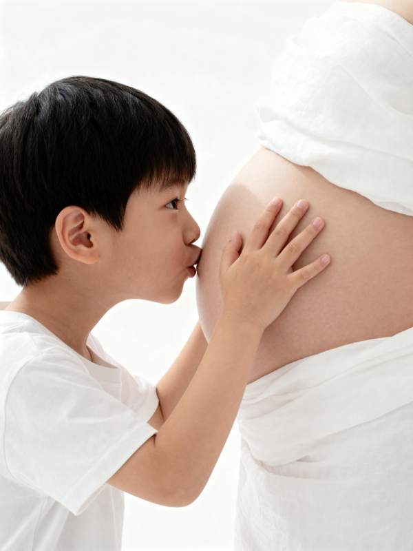 亲吻妈妈的肚子图片