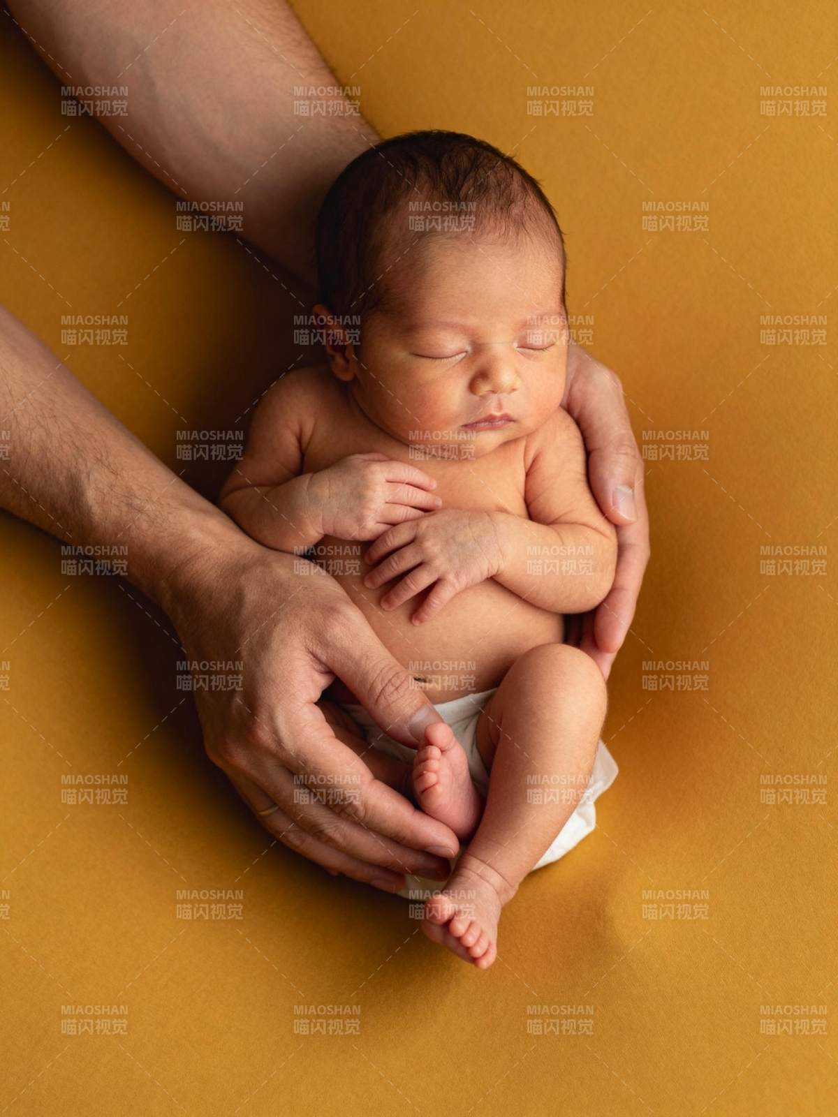 新生婴儿安睡中图片