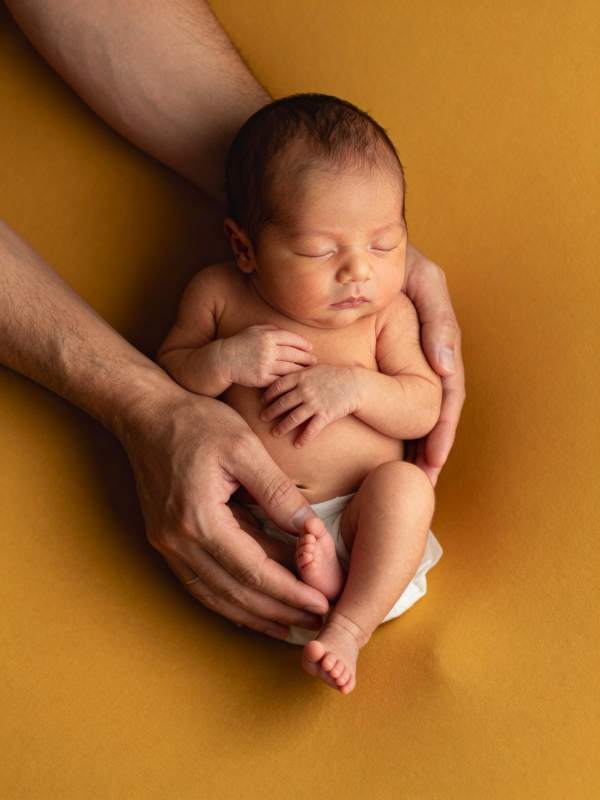 新生婴儿安睡中图片