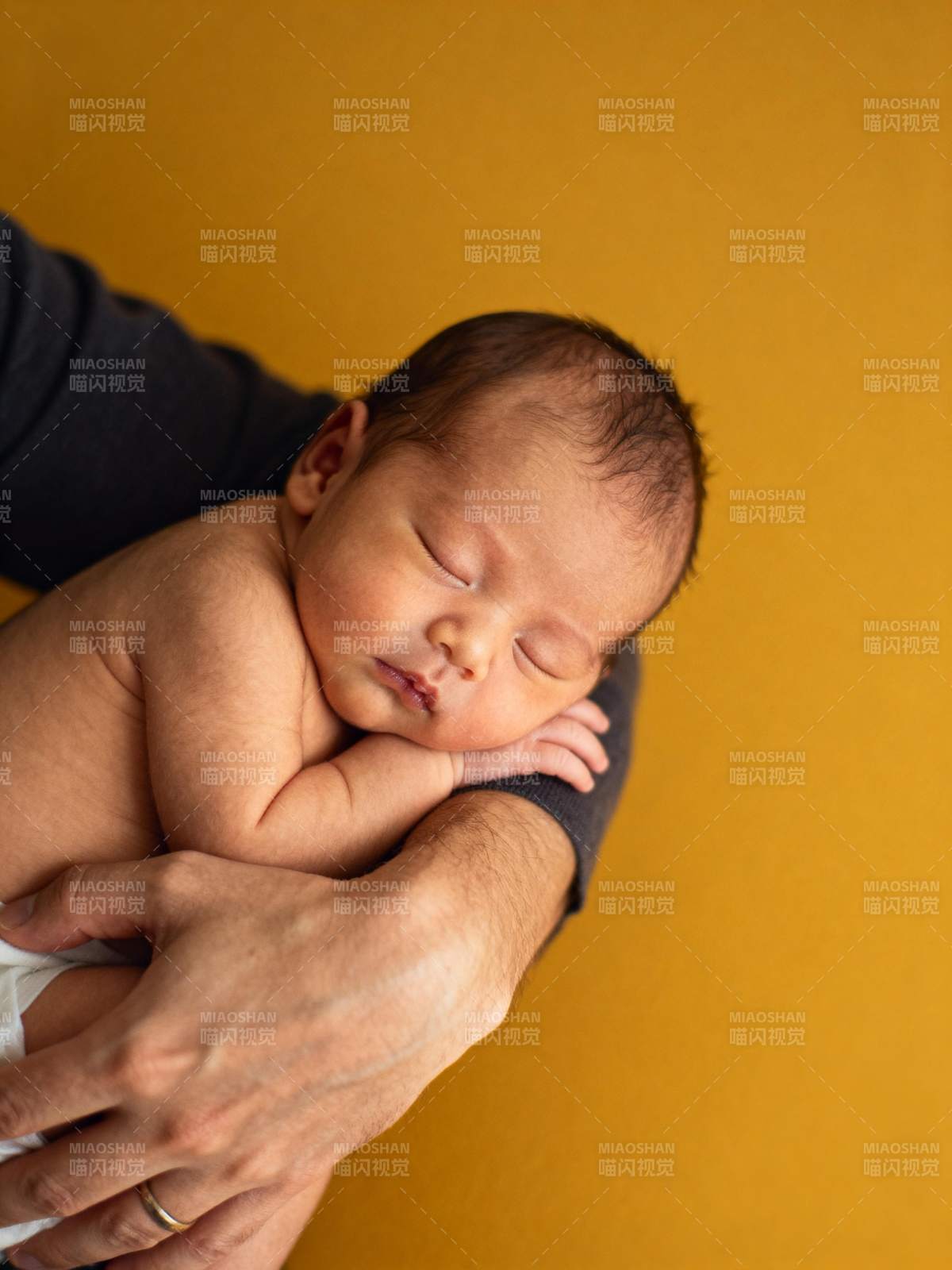 新生婴儿安睡图图片