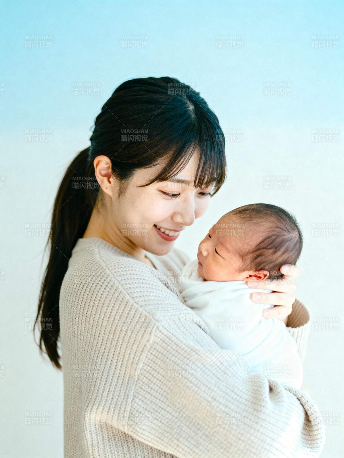 母爱如初 温柔相拥图片