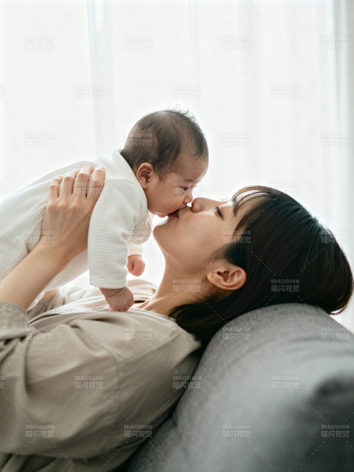 母爱亲吻瞬间图片