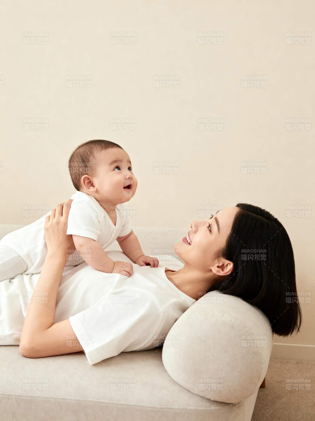 母子温馨时光图片