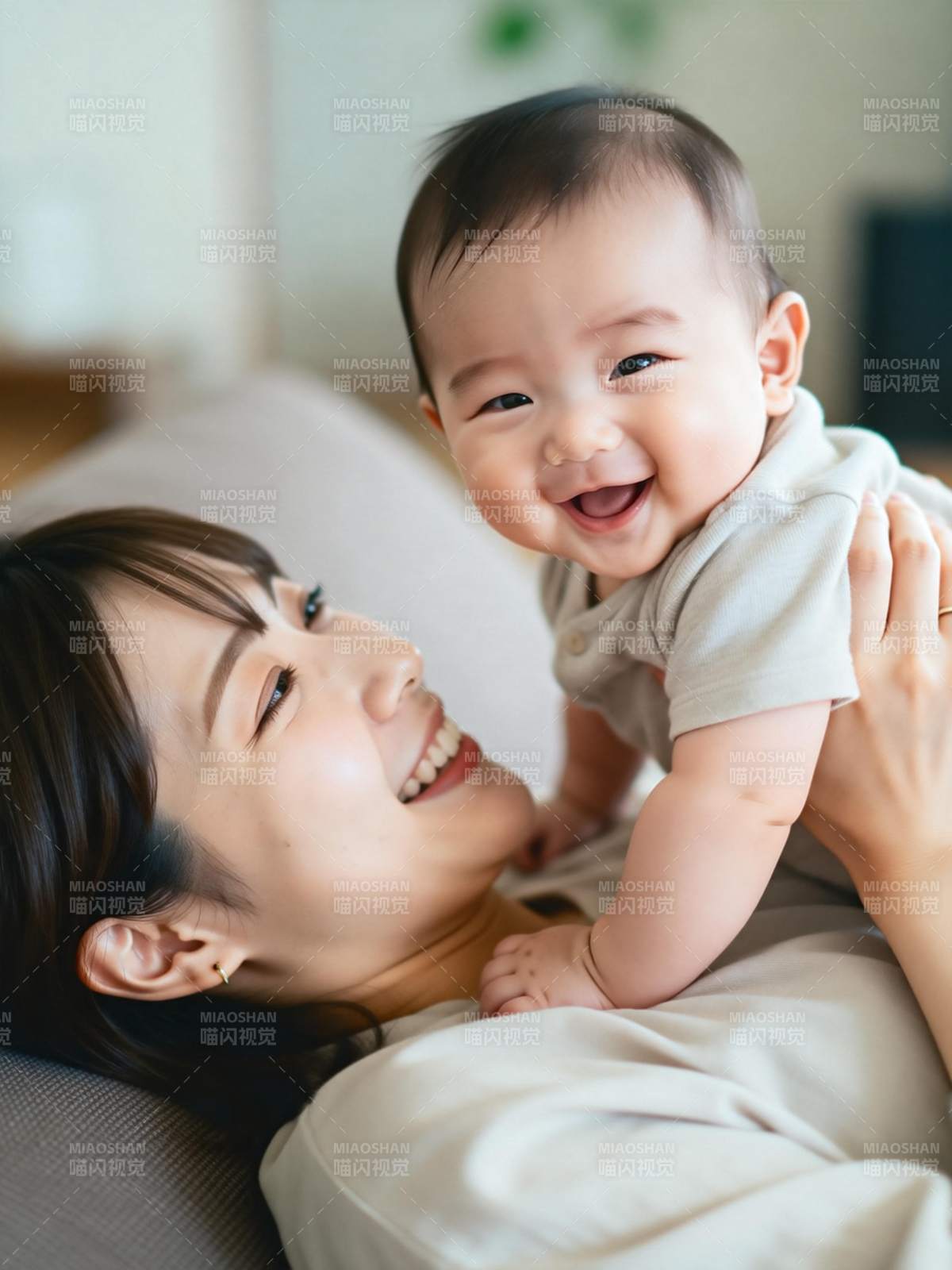 母子欢笑时光图片