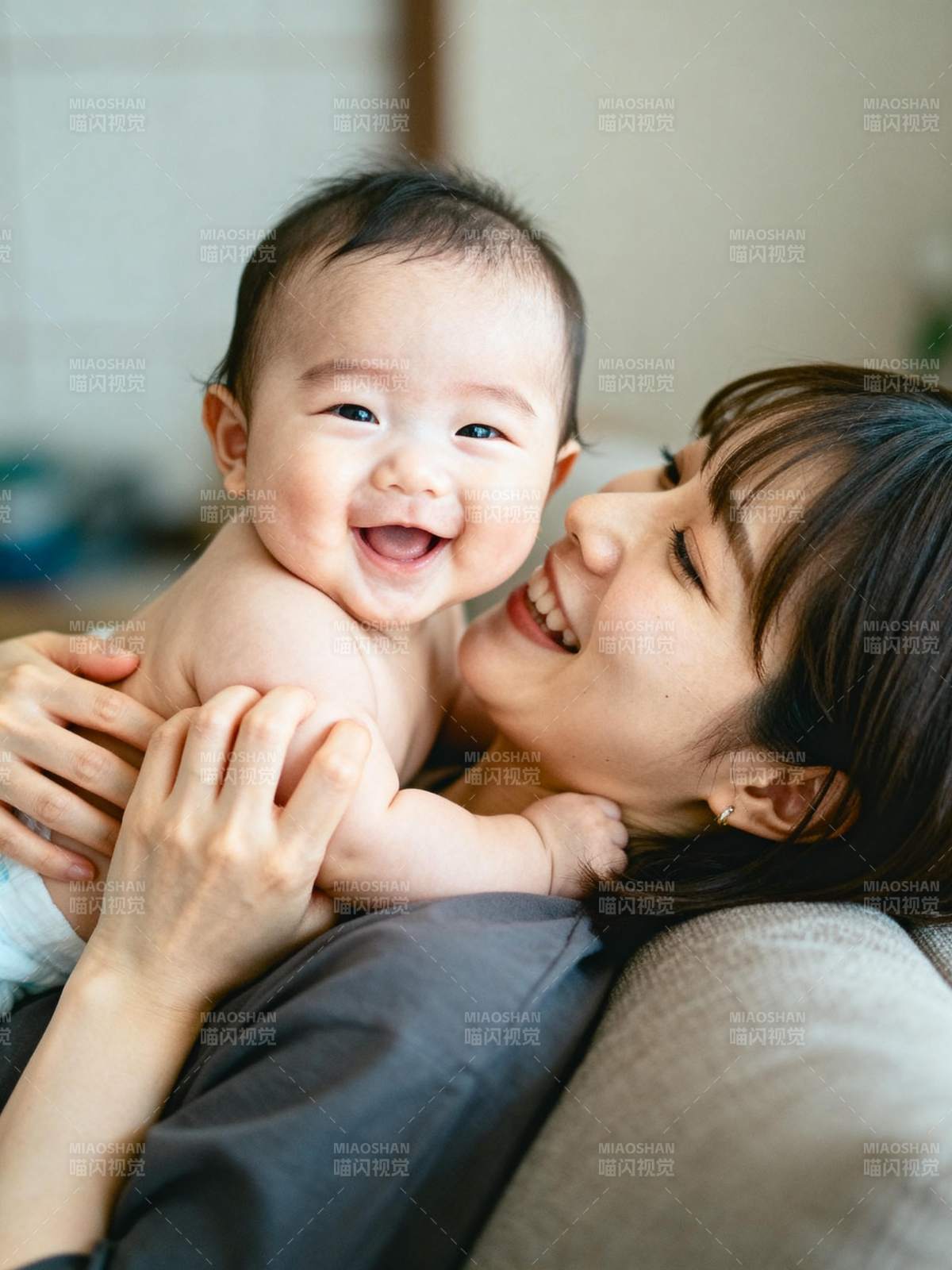 母子笑颜温暖瞬间图片