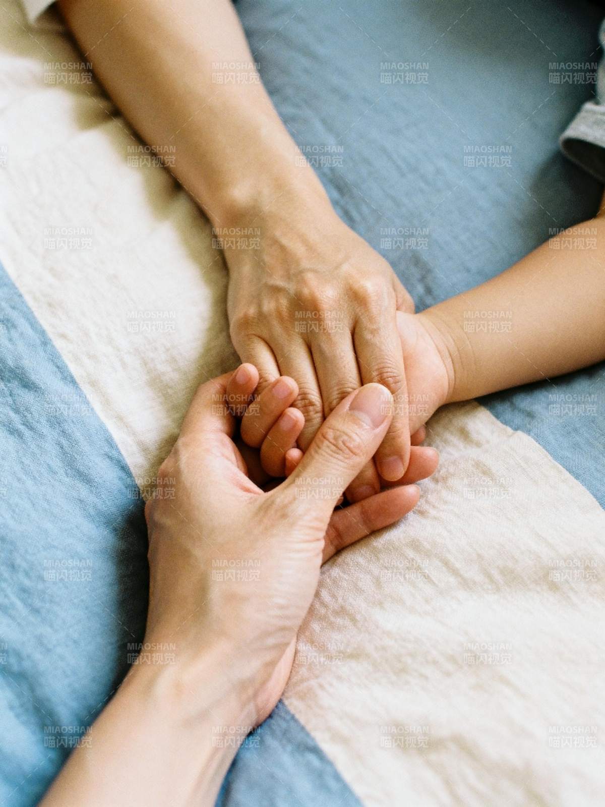牵手的温暖瞬间图片