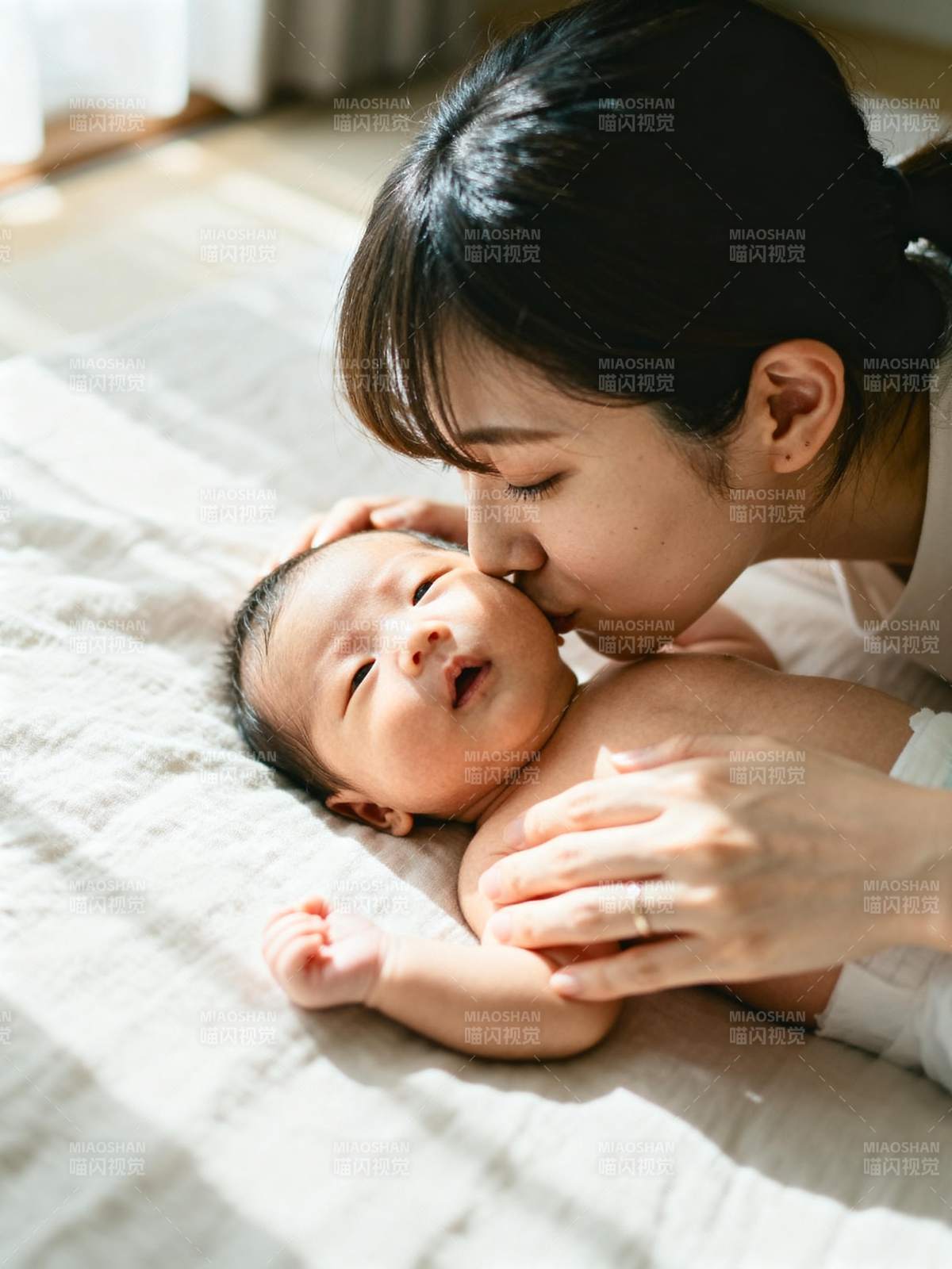 母爱如光 温柔相拥图片