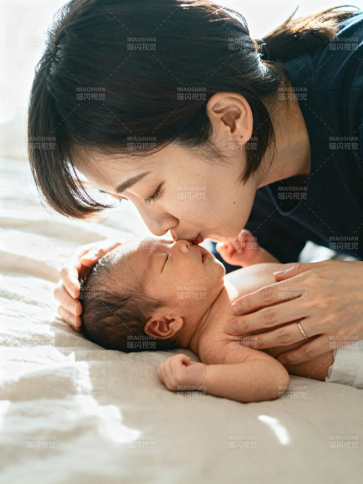 母爱如初 亲吻新生图片