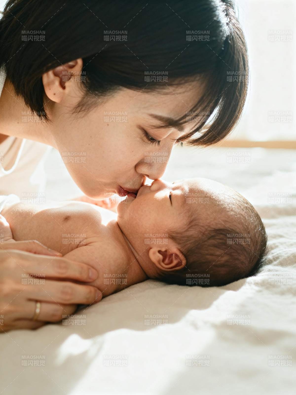 母爱如光 温柔相拥图片