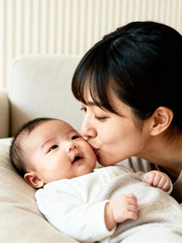 母爱亲吻婴儿图片