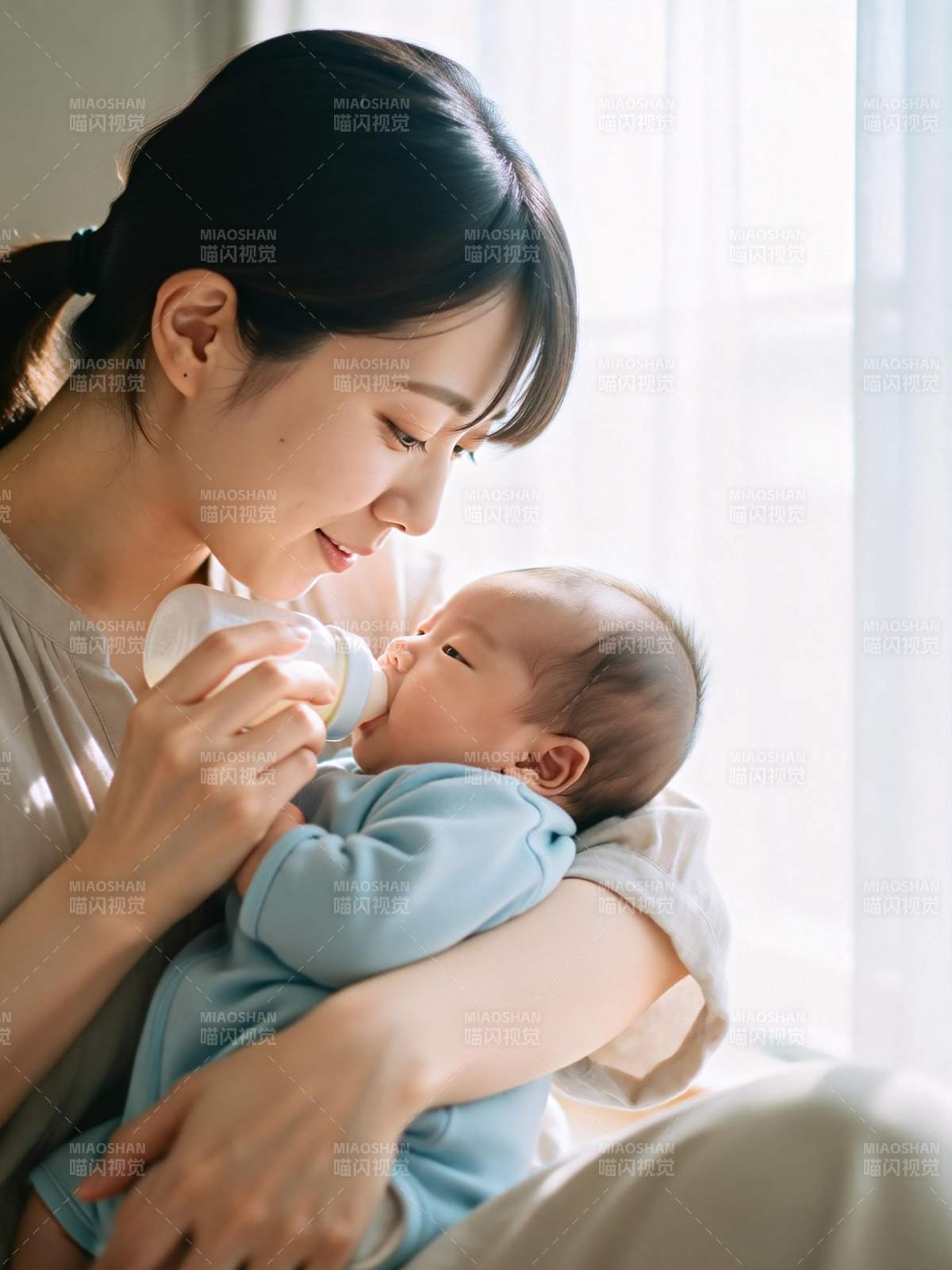 母爱喂养瞬间图片