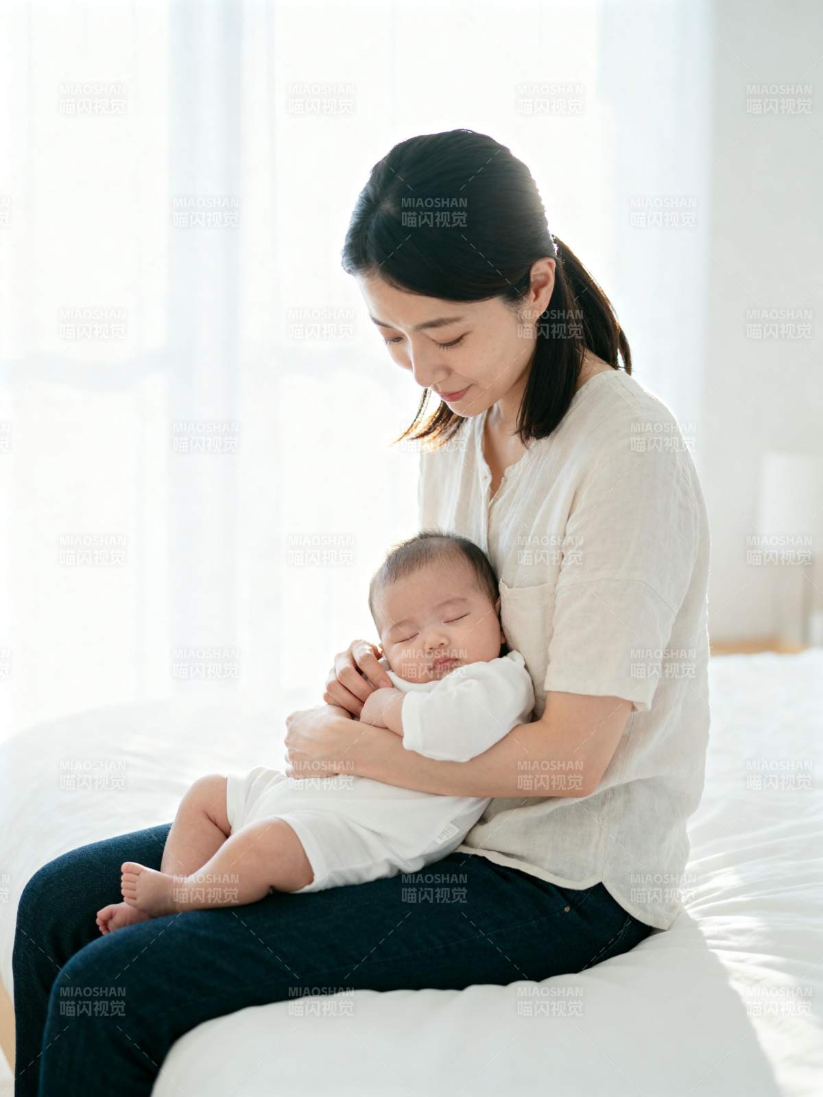 母爱如光 温柔守护图片