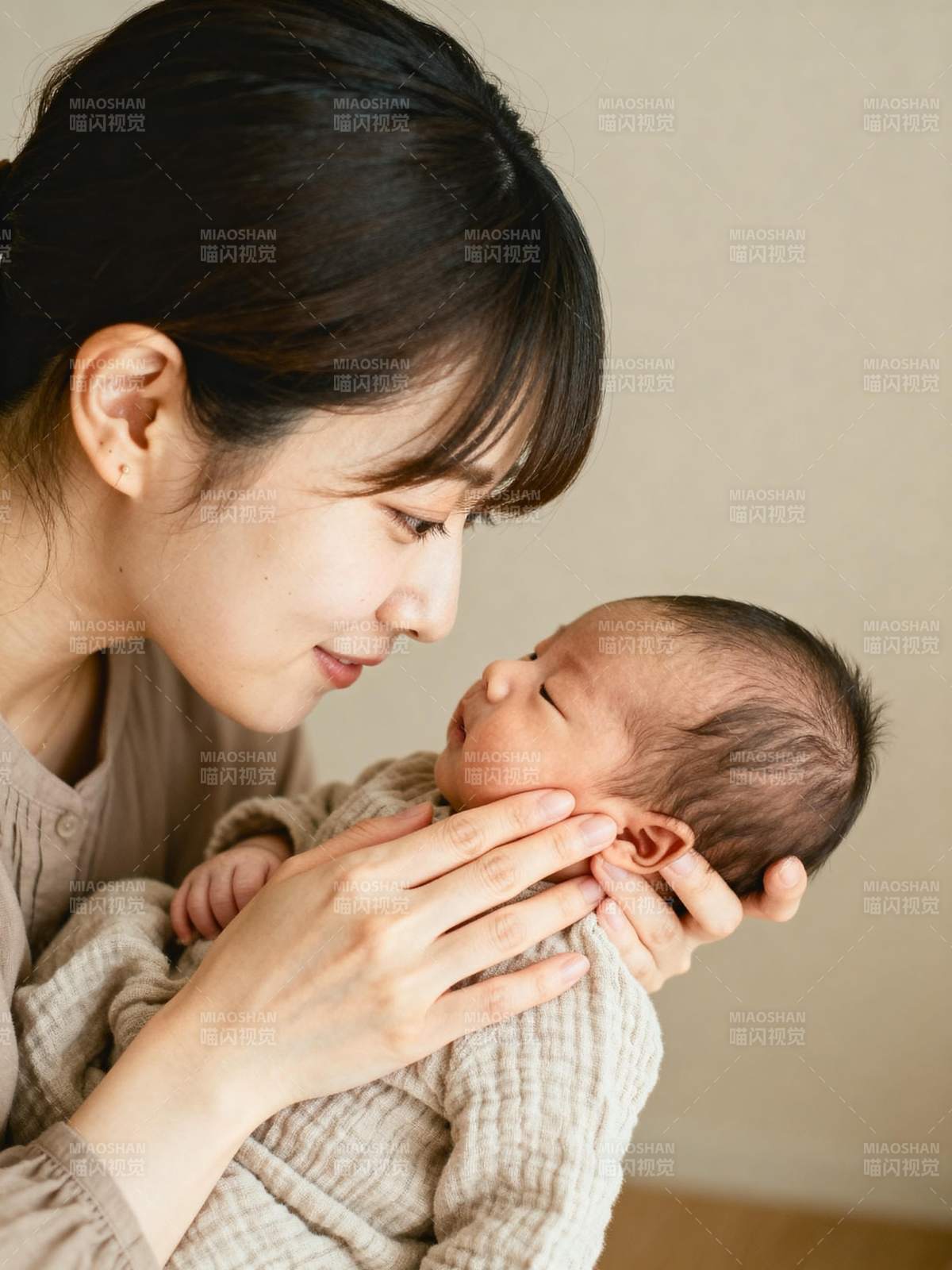 母爱如初 温柔相拥图片