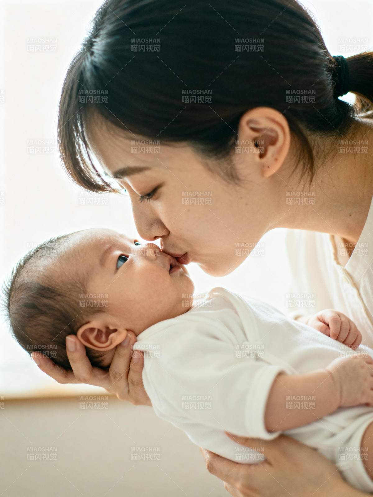 母爱如初 亲吻瞬间图片