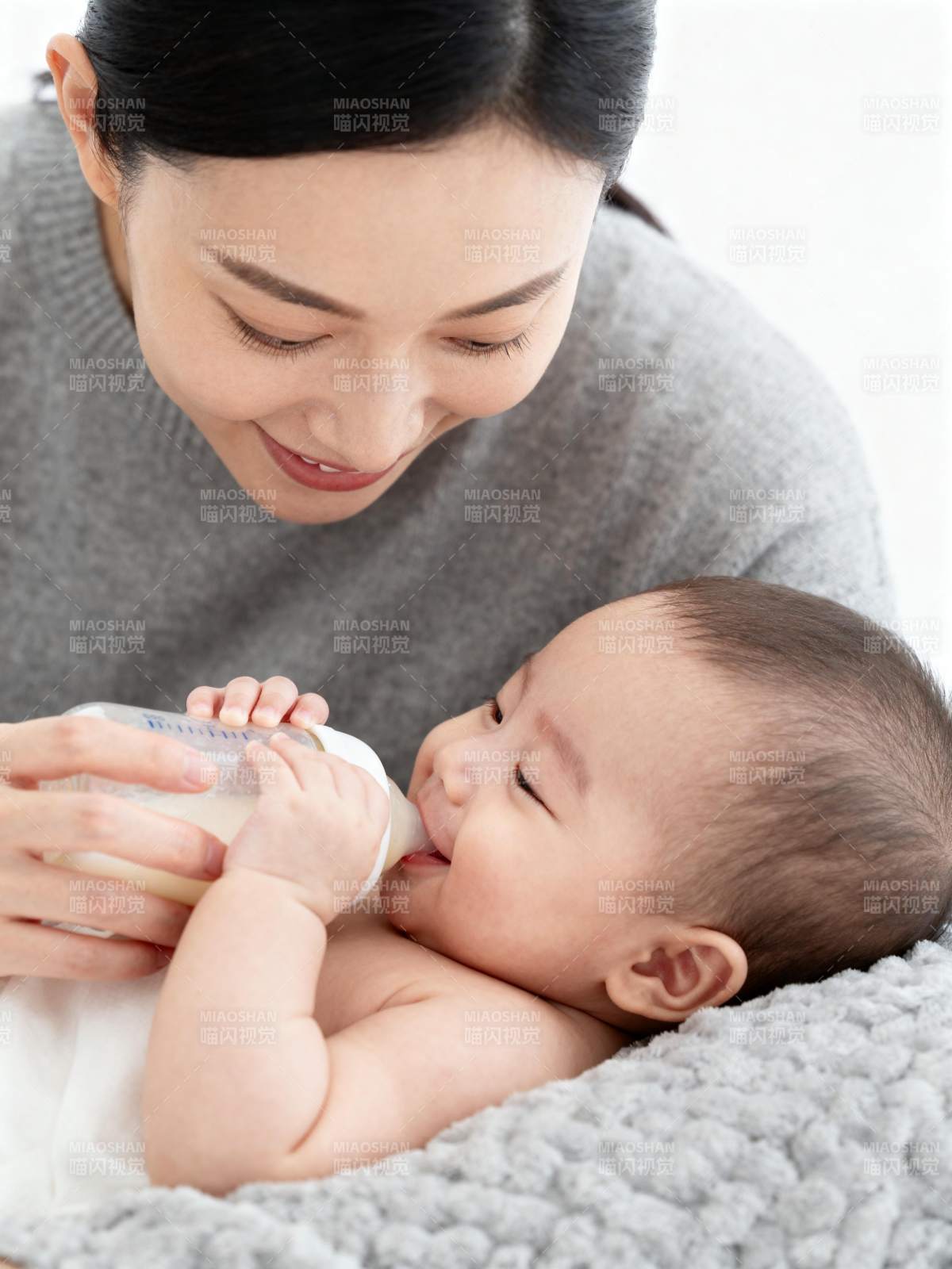 母爱喂养瞬间图片