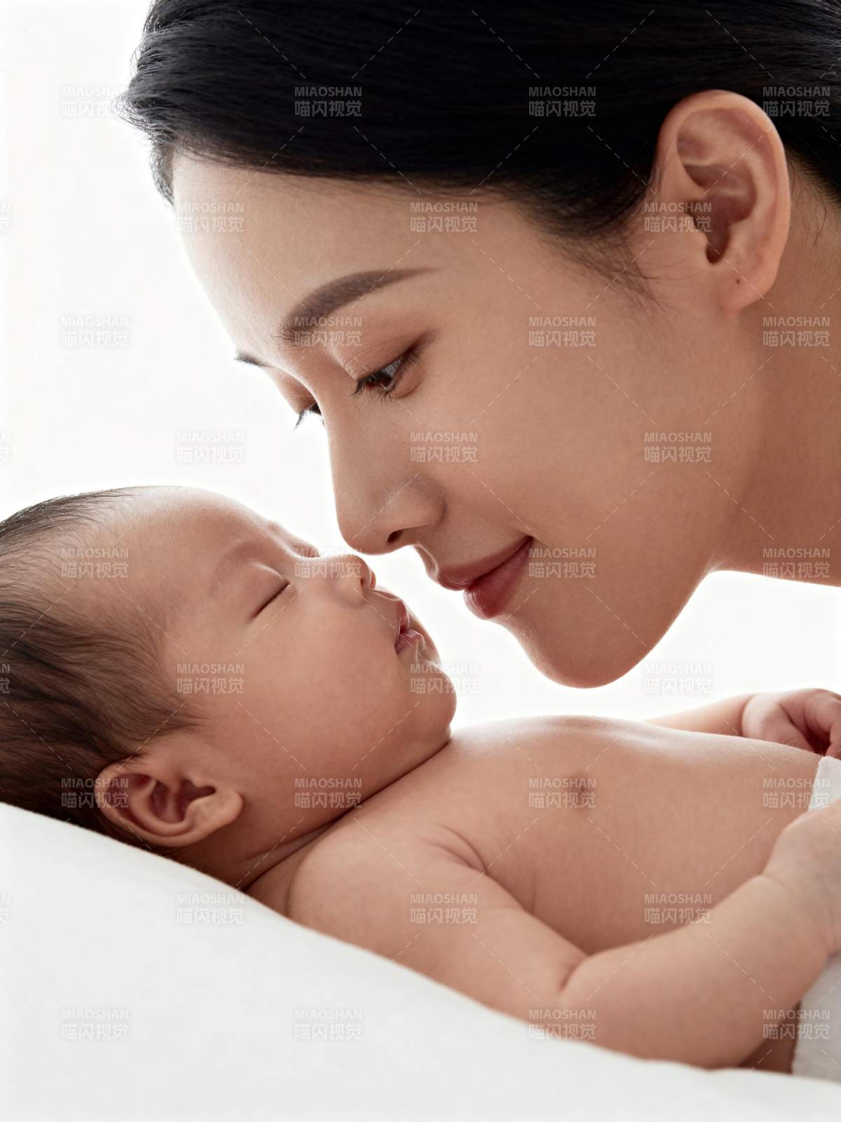 母爱如初 温柔相拥图片