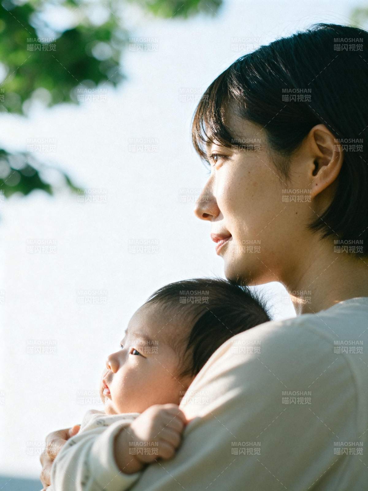 母子共赏晴空图片