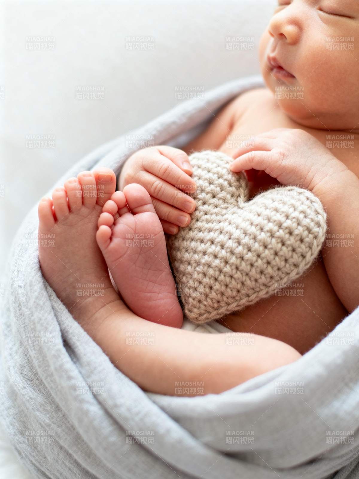 婴儿抱心形毛线球图片