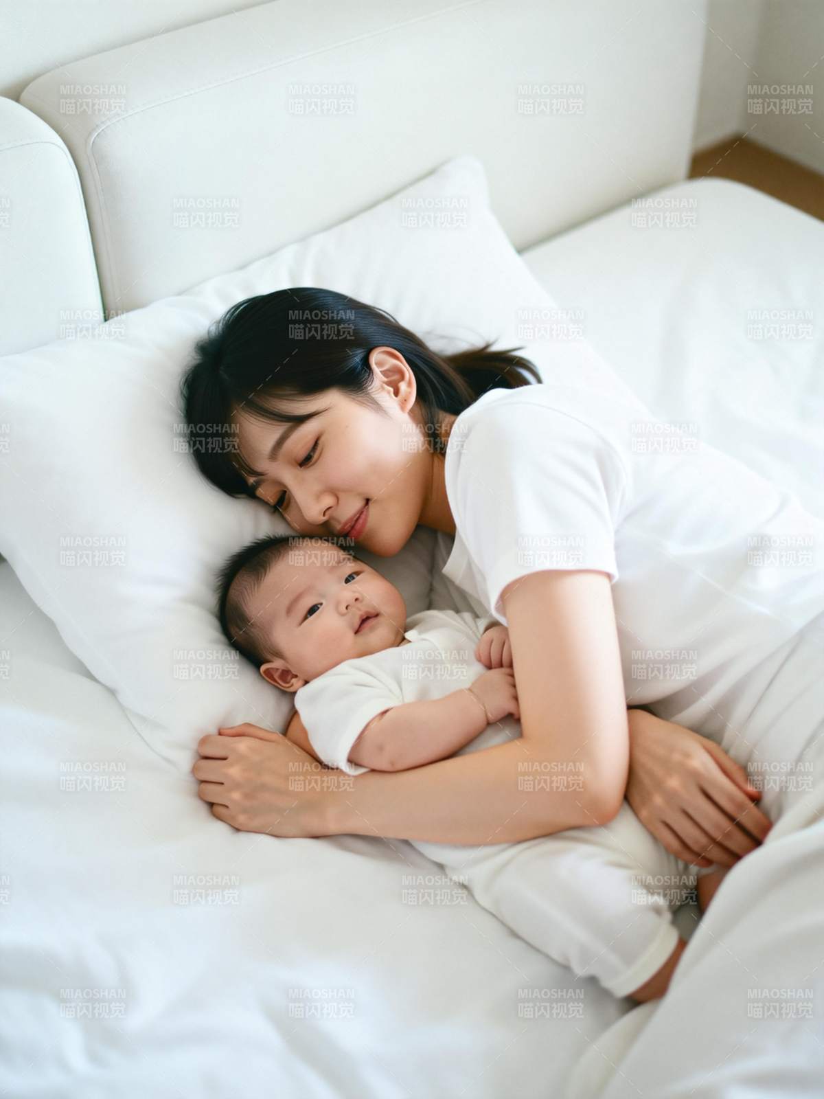 母子温馨共眠图片