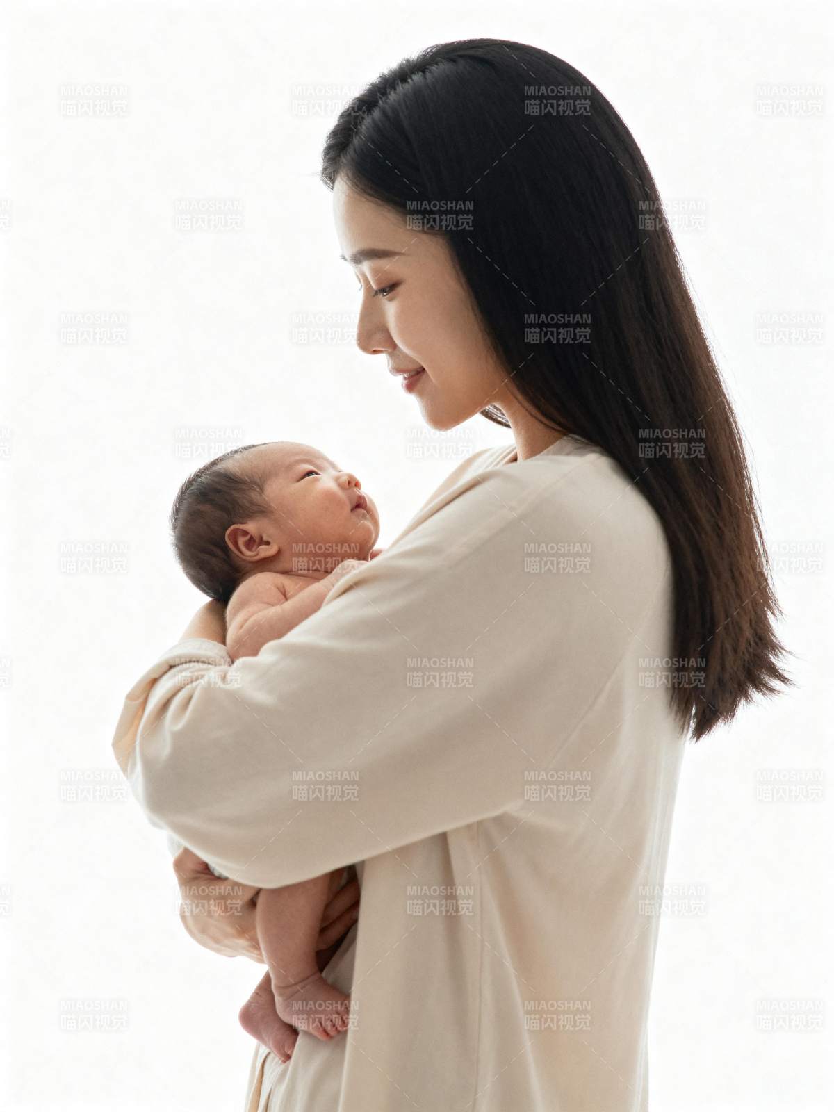 母爱如初 温柔相拥图片