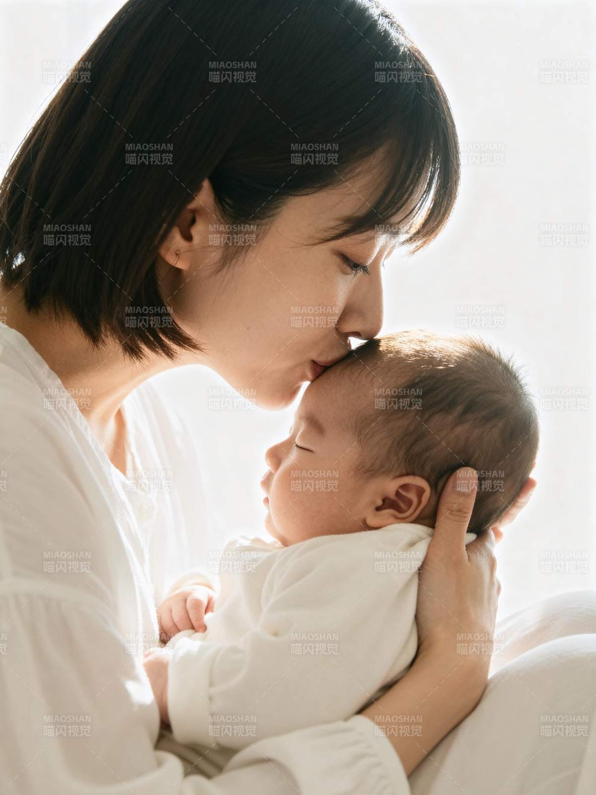 母爱如初 温柔相拥图片