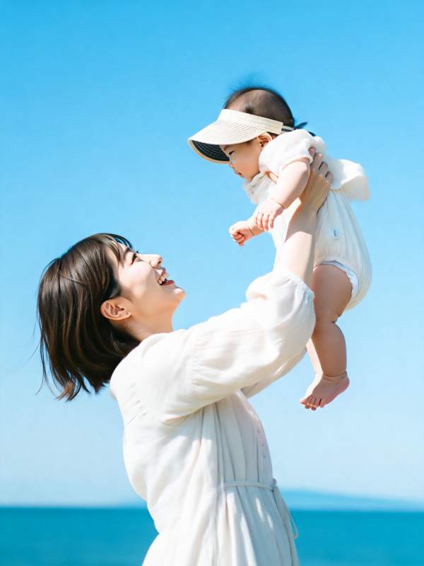 母子海边欢笑图片