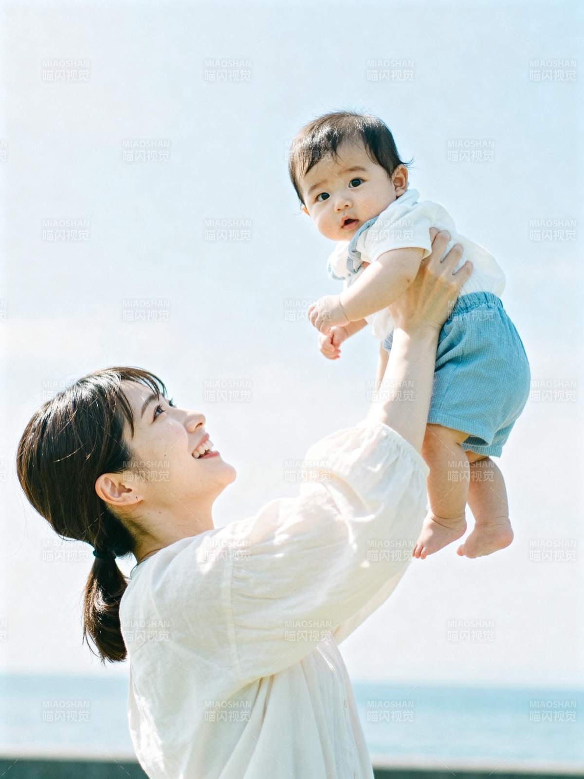 母爱如海 笑颜相映图片