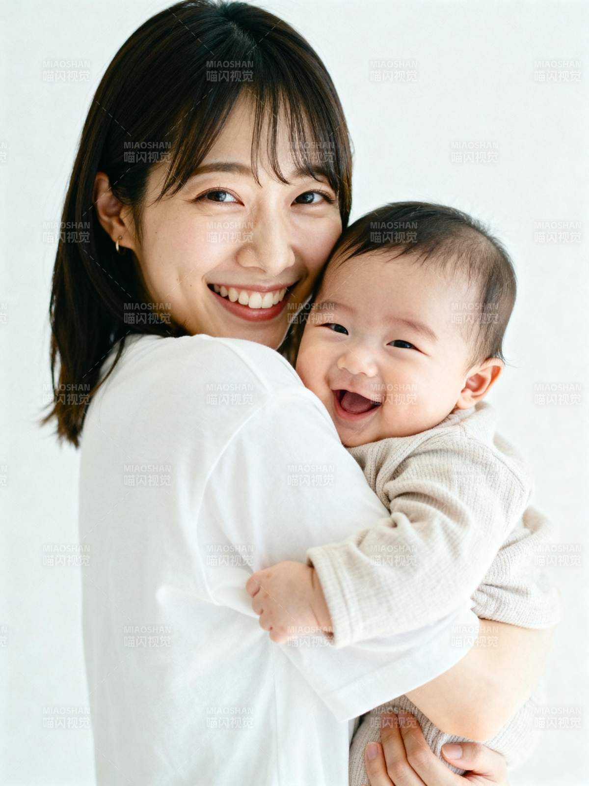 母子笑颜温暖瞬间图片