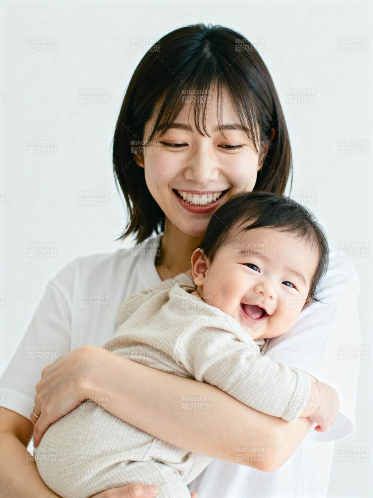 母子笑颜温暖瞬间图片