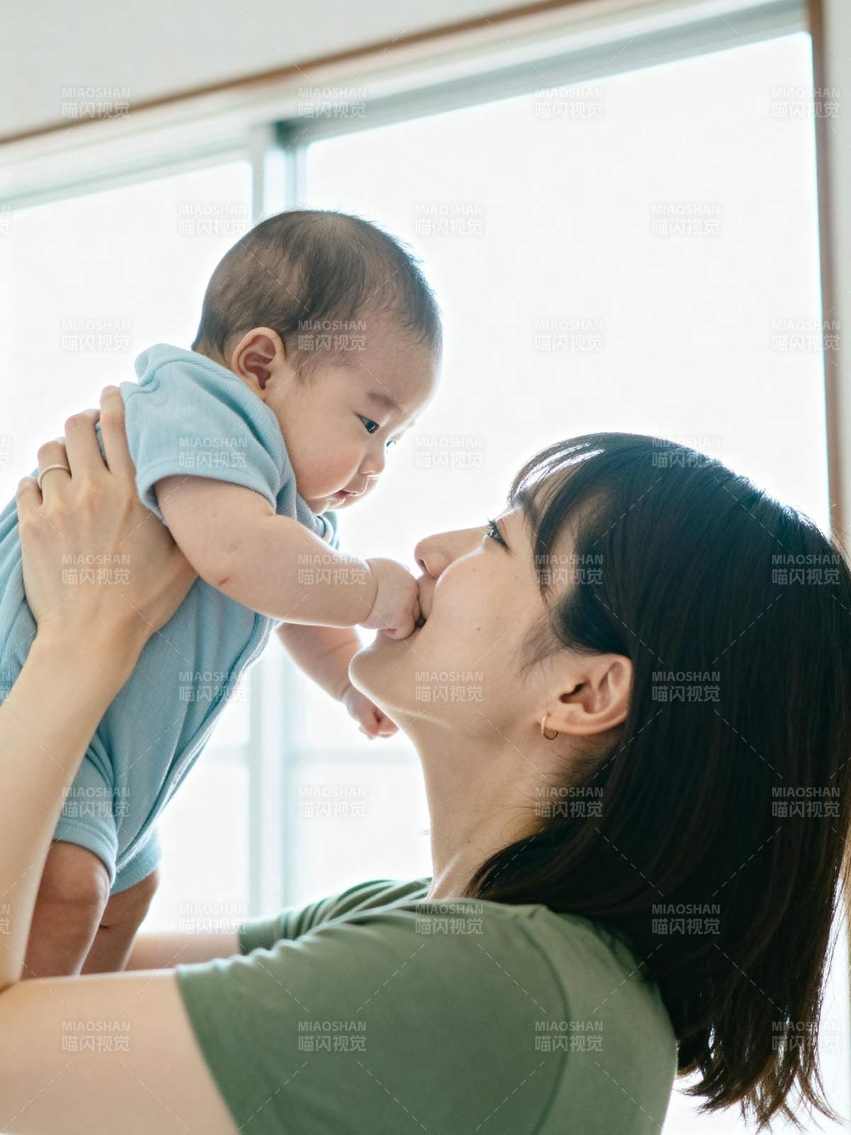 母爱温馨瞬间图片