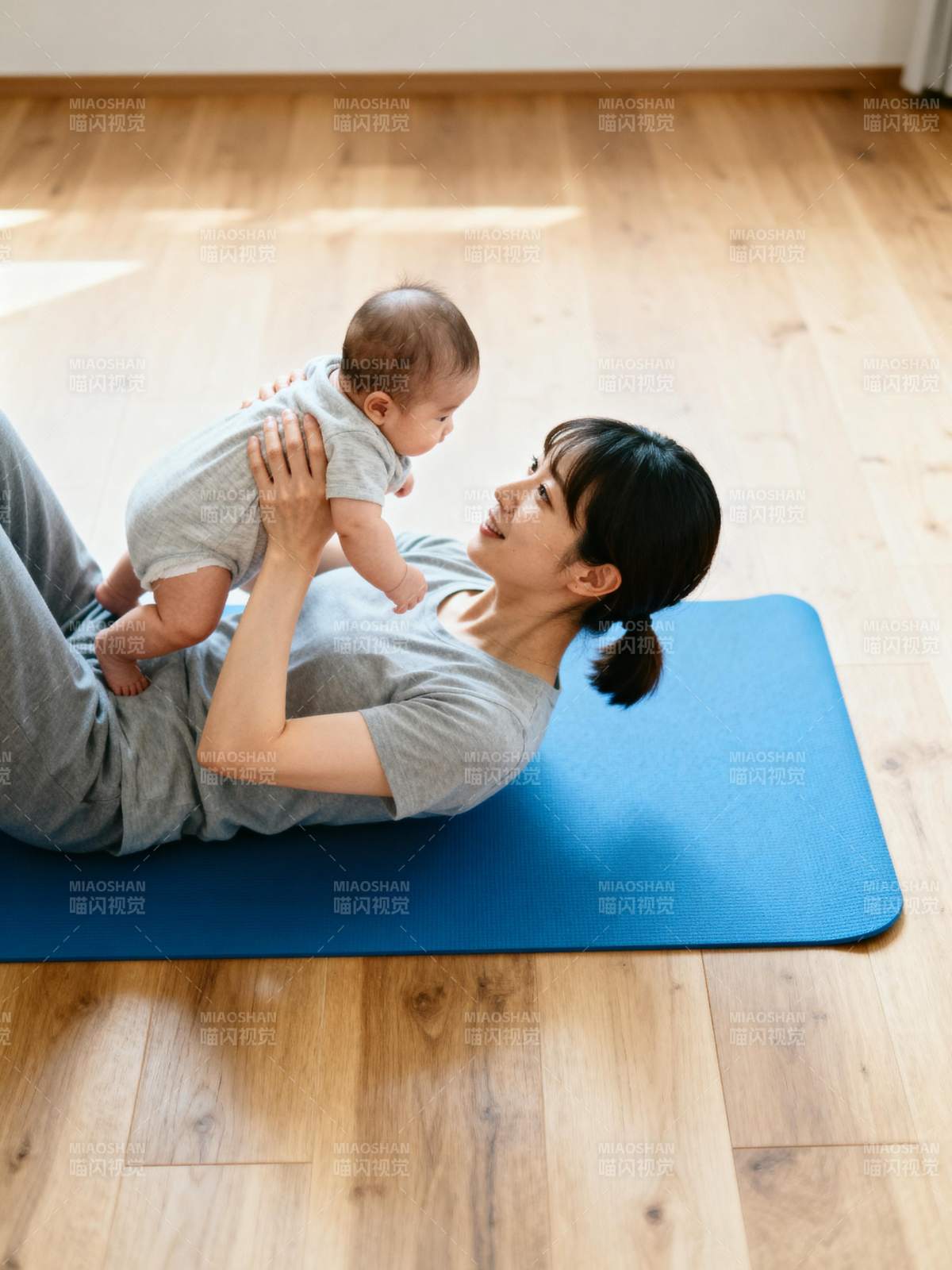 妈妈与宝宝的温馨时光图片