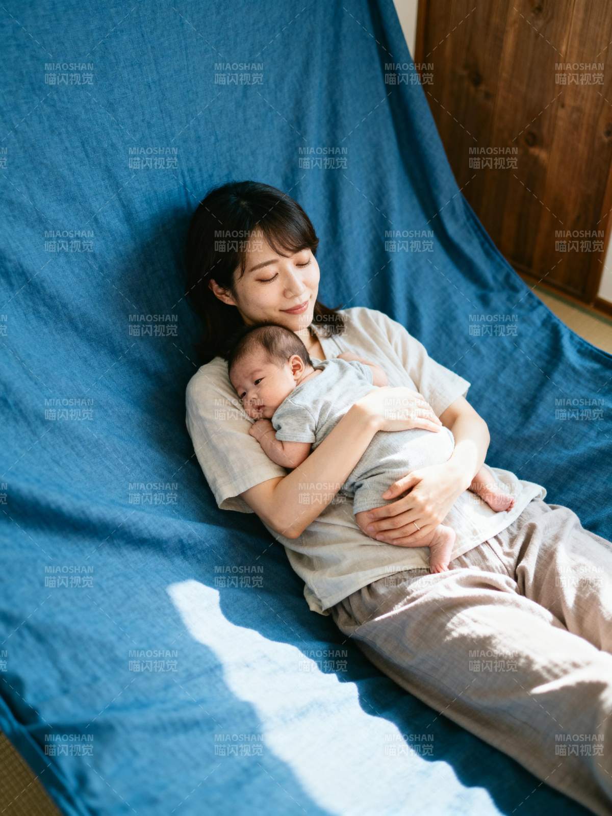 母子温馨时光图片