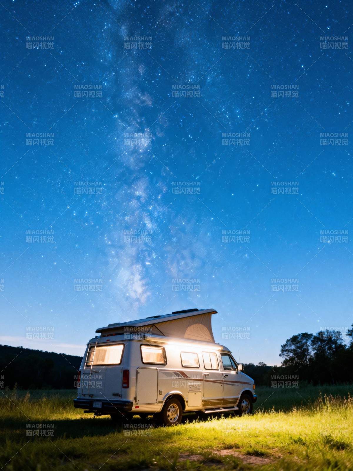 星空下的露营车图片