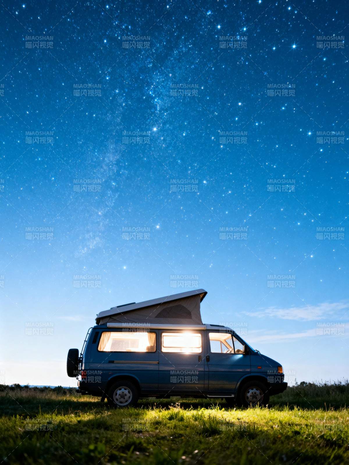 星空下的露营车图片