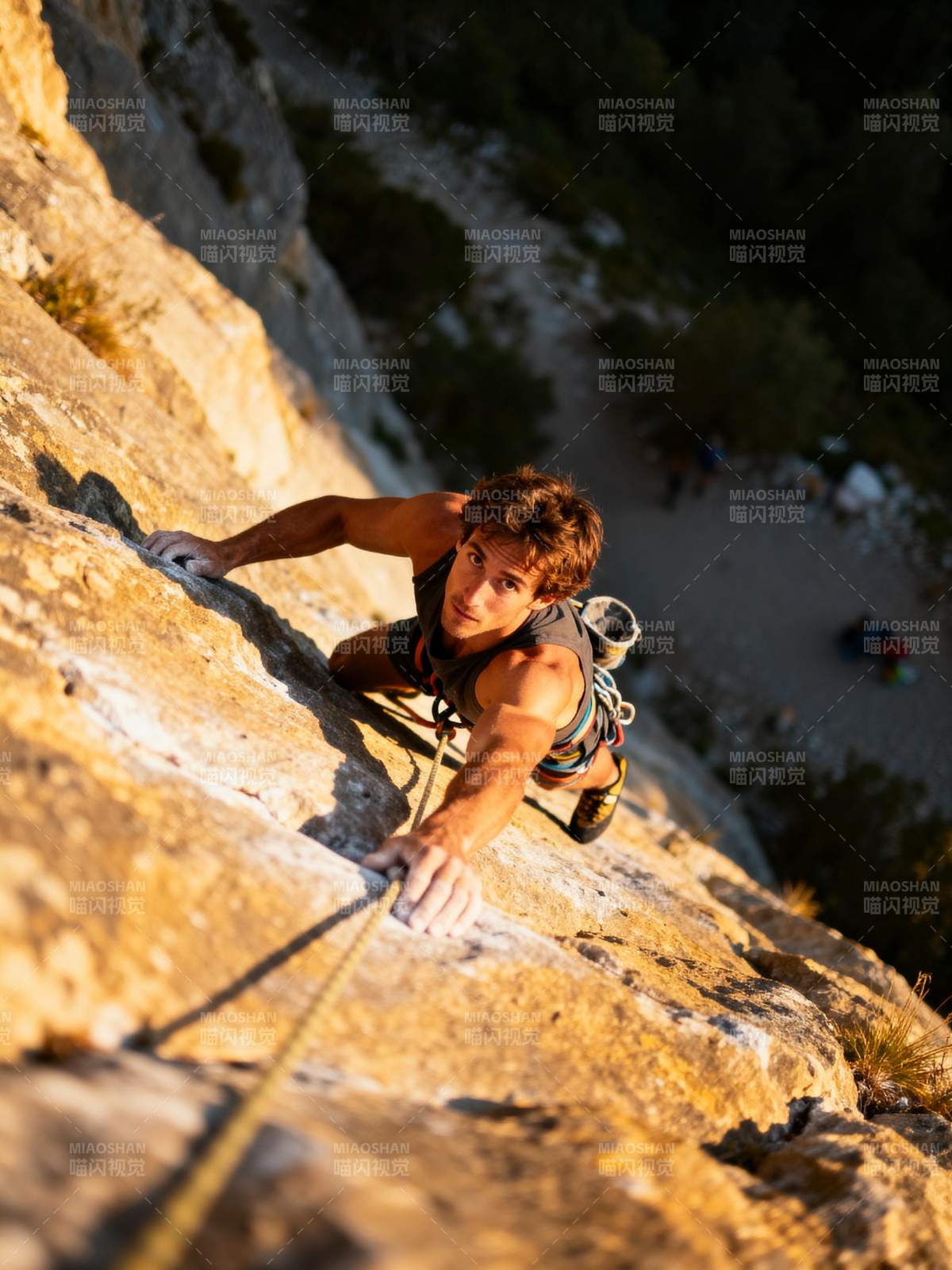 攀岩者挑战陡峭岩壁图片