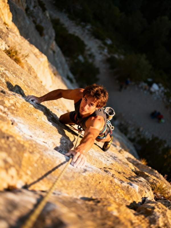攀岩者挑战陡峭岩壁图片