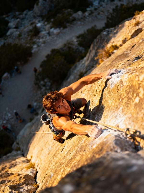 攀岩者挑战陡峭岩壁图片