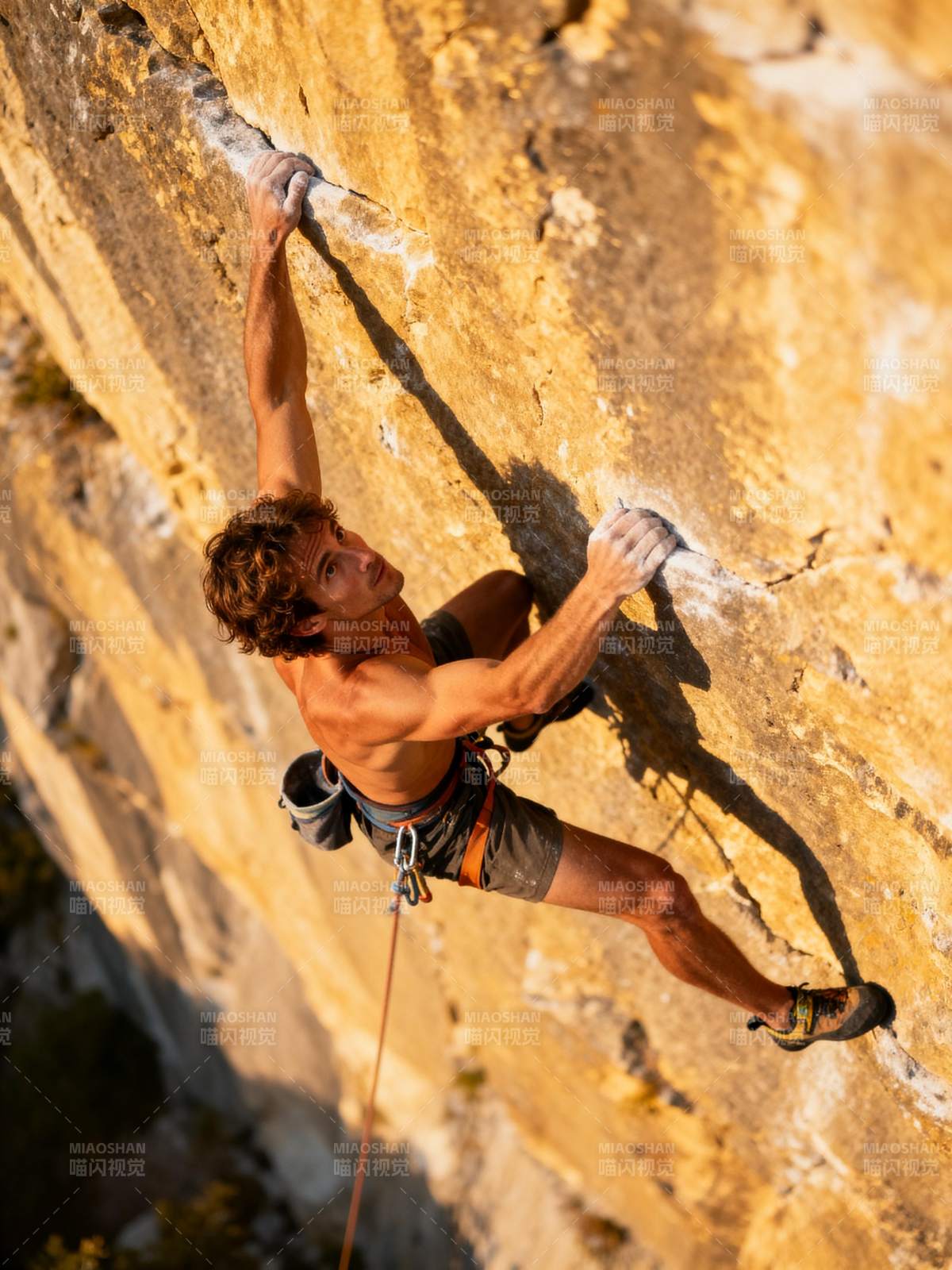 岩壁上的攀登者图片