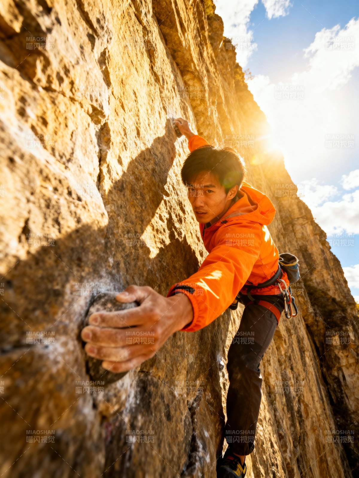 攀岩者挑战峭壁图片