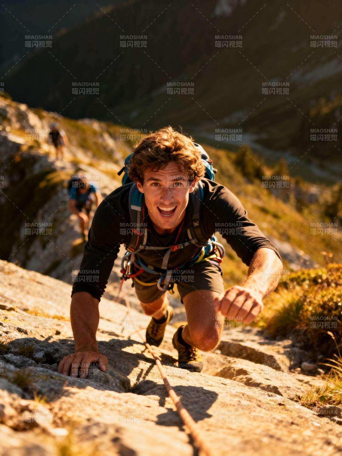 攀岩者勇攀高峰图片