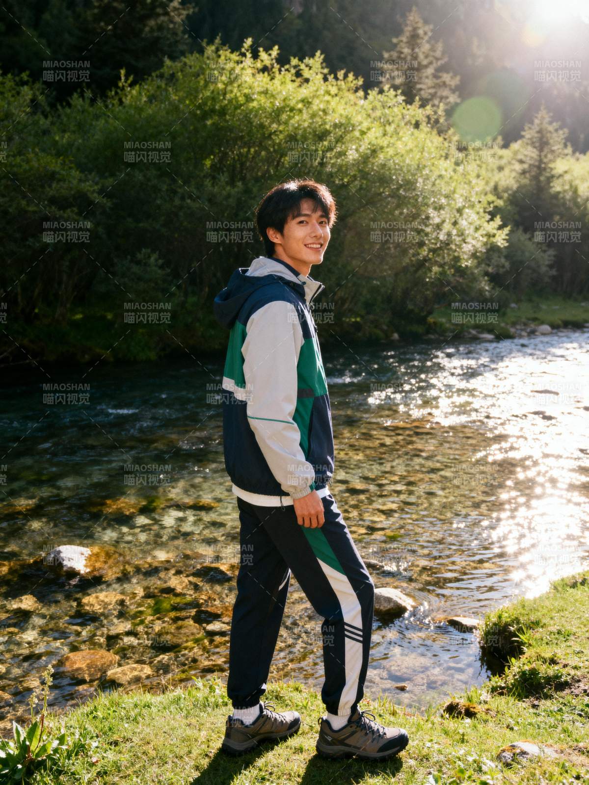 溪边徒步青年图片