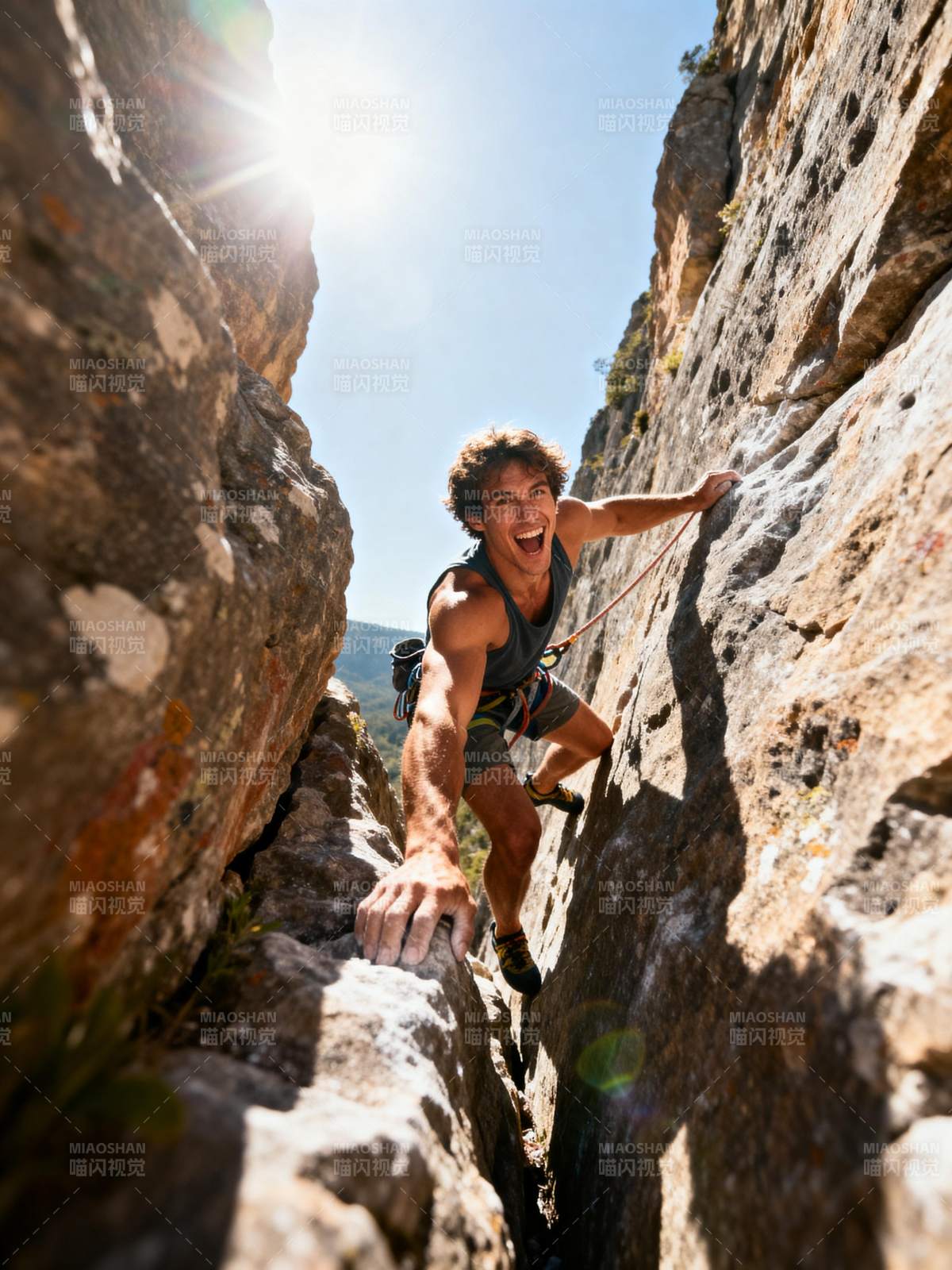 攀岩者勇攀高峰图片