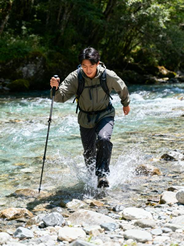 徒步穿越溪流图片