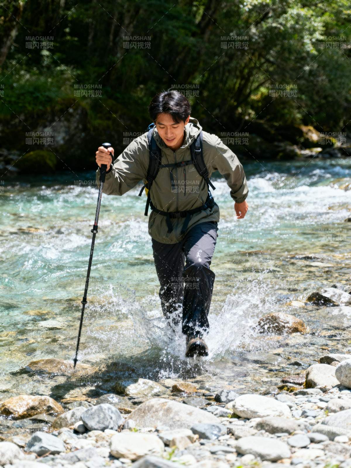 徒步穿越溪流图片