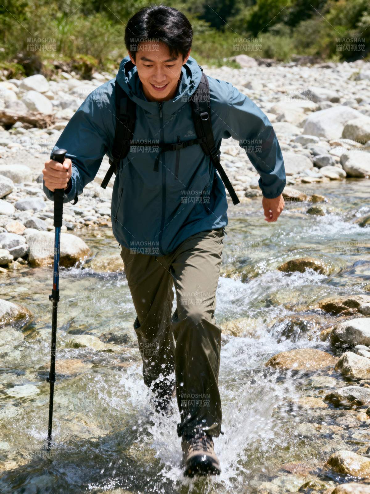 徒步穿越溪流图片