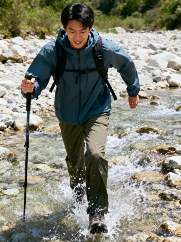 徒步穿越溪流图片